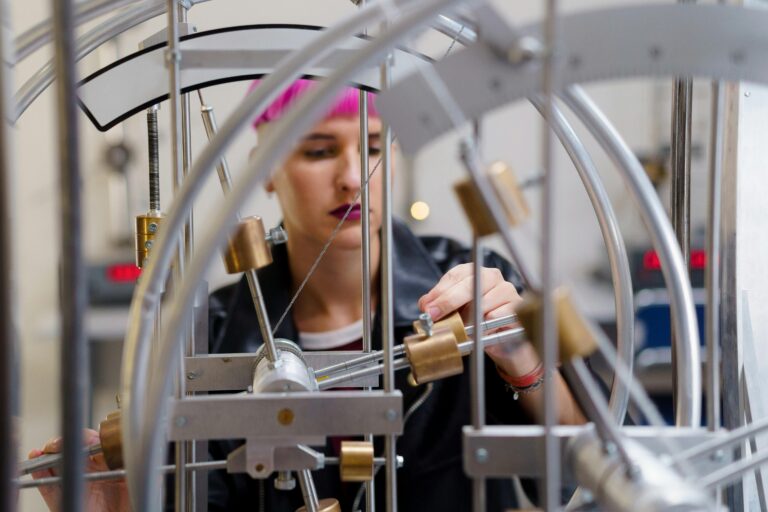 Diagram showing circularly polarized light interacting with the crystal lattice of manganese telluride to reveal its hidden altermagnetic structure.