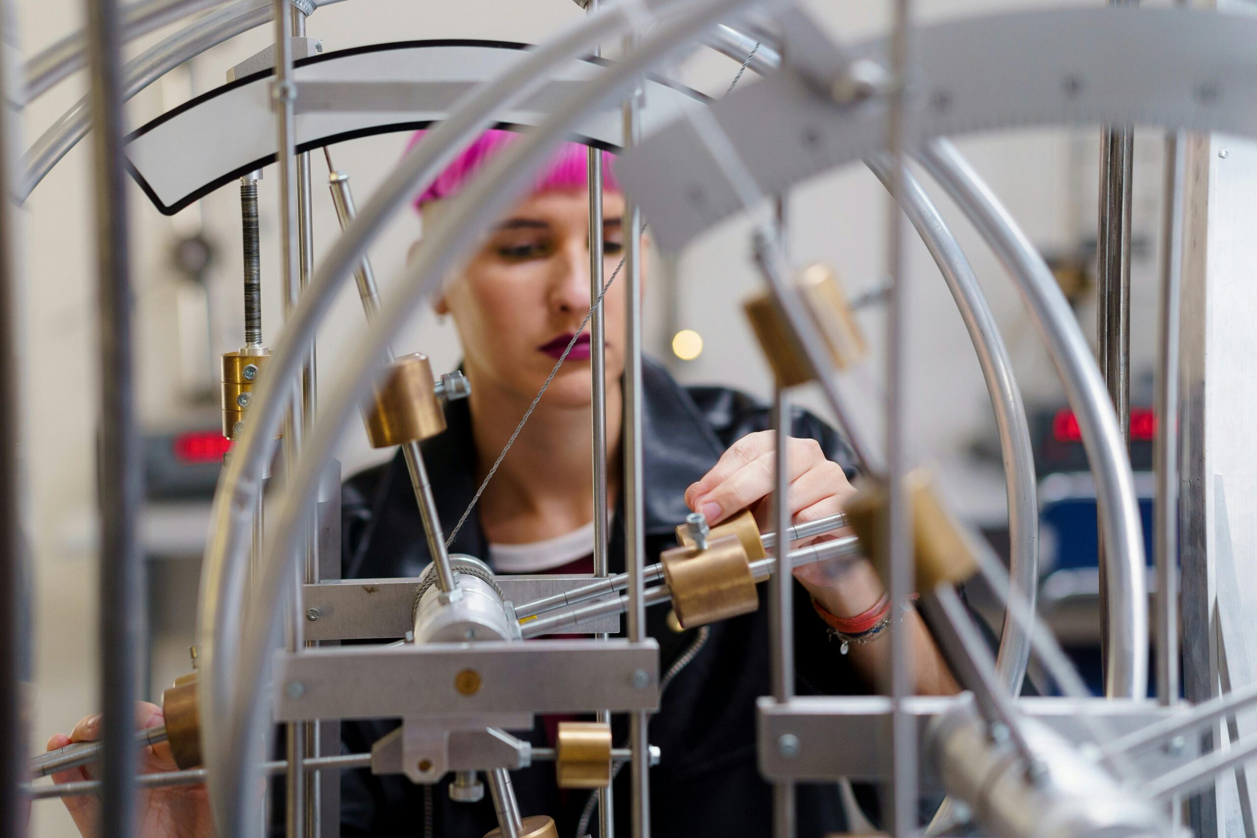 Diagram showing circularly polarized light interacting with the crystal lattice of manganese telluride to reveal its hidden altermagnetic structure.