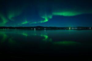 Illustration of Alfvén waves energizing Earth's magnetosphere, based on HKU and UCLA aurora research.