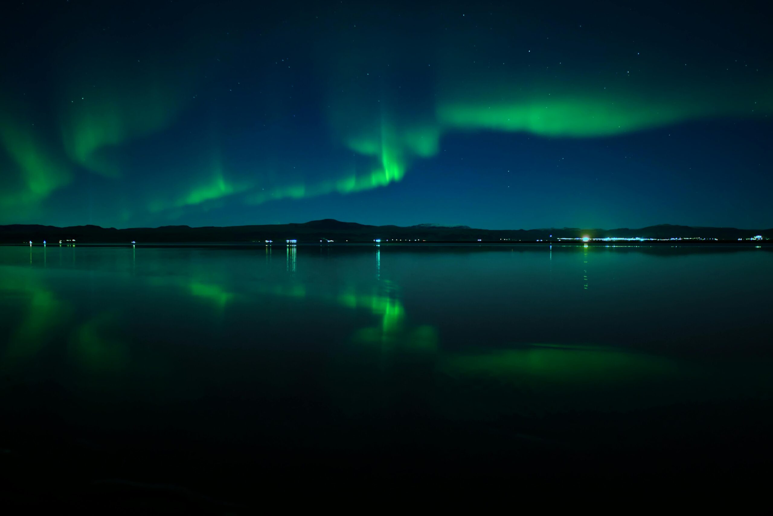 Illustration of Alfvén waves energizing Earth's magnetosphere, based on HKU and UCLA aurora research.
