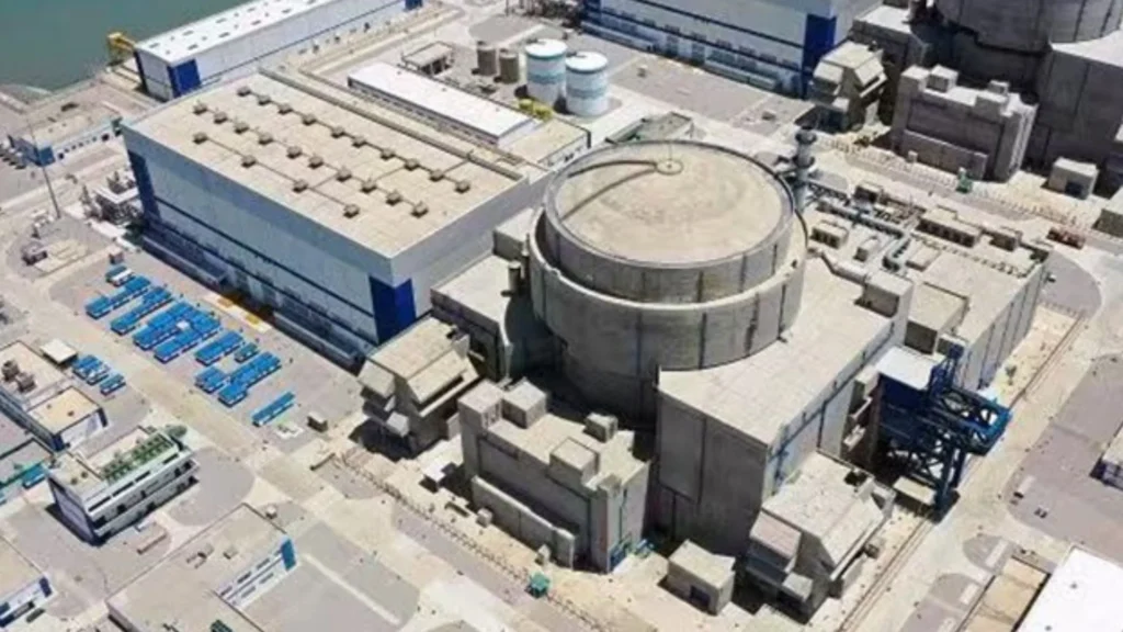 China Tests Mobile Nuclear Reactor for AI Power Needs