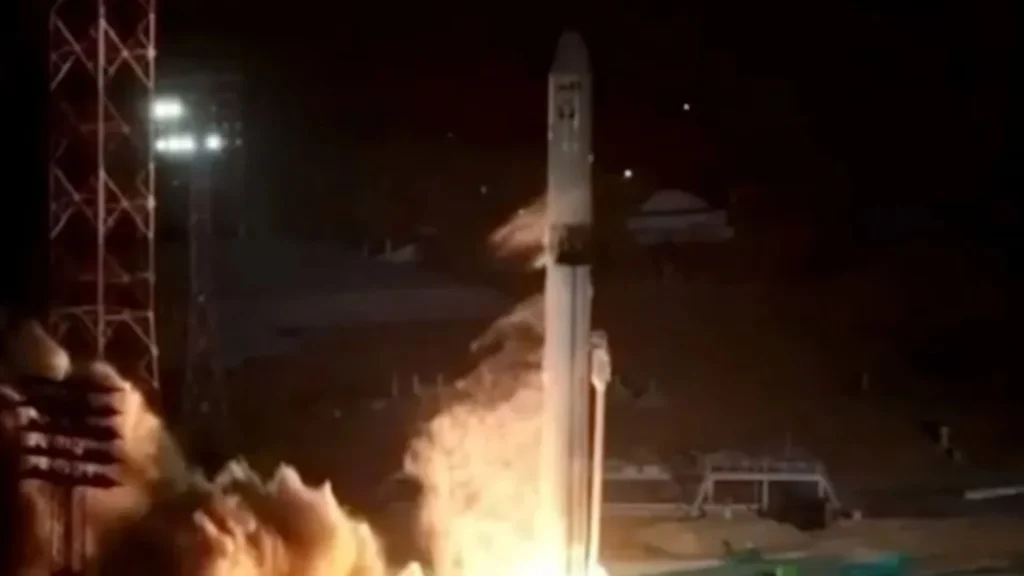 Soyuz 5 Lifts Off