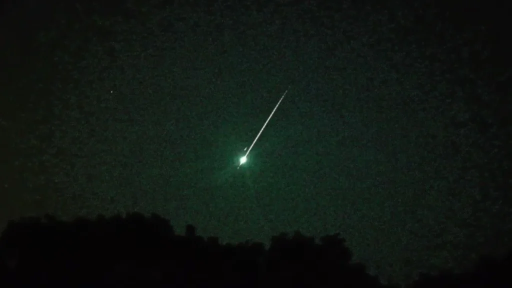 Green Fireball Meteor Blazes Over Erupting Mount Mayon Before Exploding in Atmosphere
