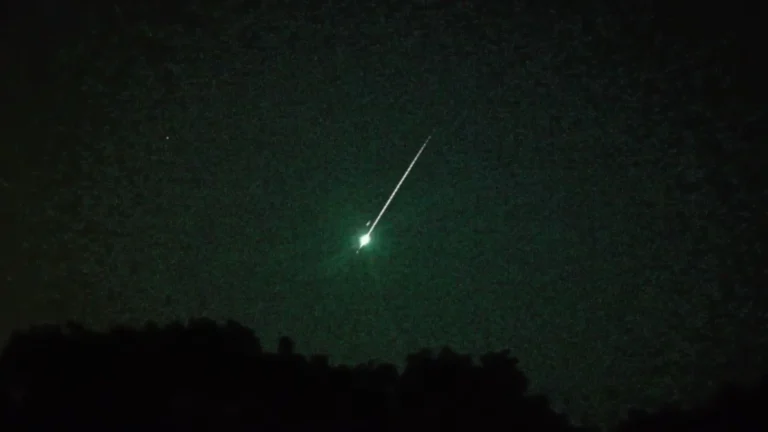 Green Fireball Meteor Blazes Over Erupting Mount Mayon Before Exploding in Atmosphere