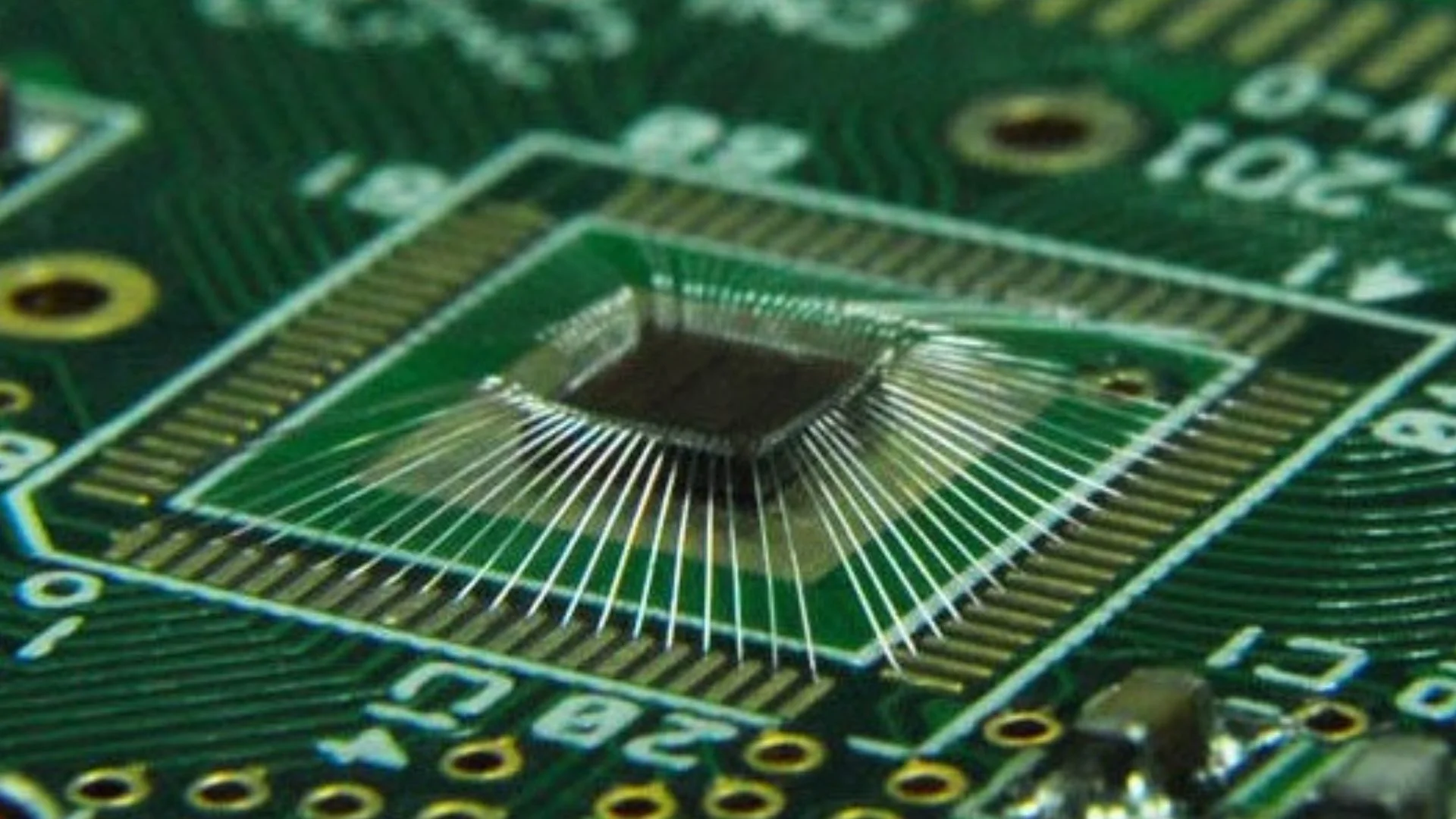 Ballistic Electron Transport Unlocked in Copper at Semiconductor-Scale Dimensions