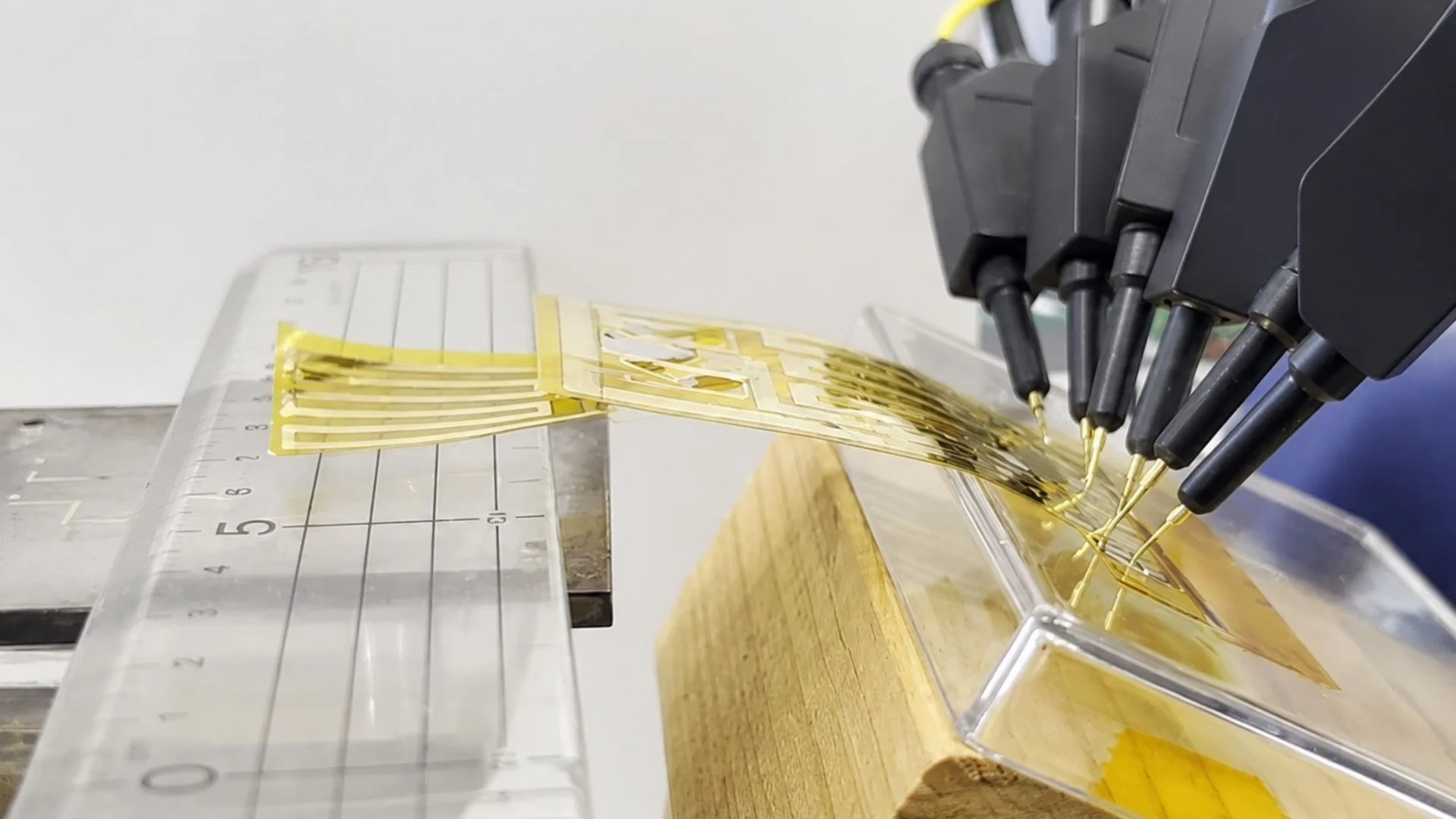 Researchers develop thin-film electronics that dock and undock themselves