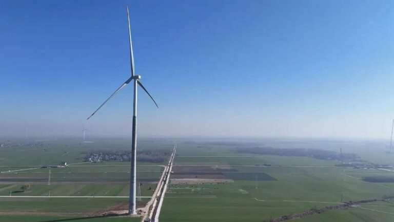 China's 360-metre wind tower in Xinjiang