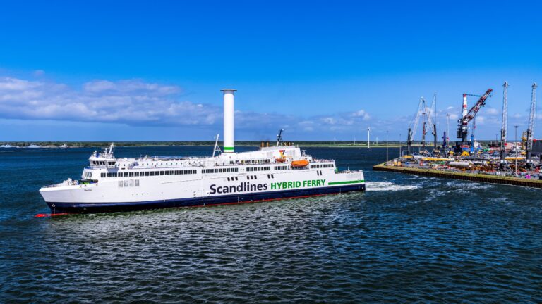 Large commercial bulk carrier using Newlight's hydrogen-hybrid maritime energy system at sea.